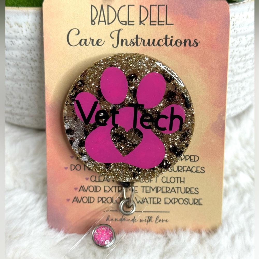 💖 VET TECH Paw Badge Reel💖